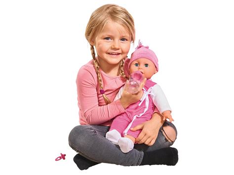 Dojenček, ki drži igračo in se smeji