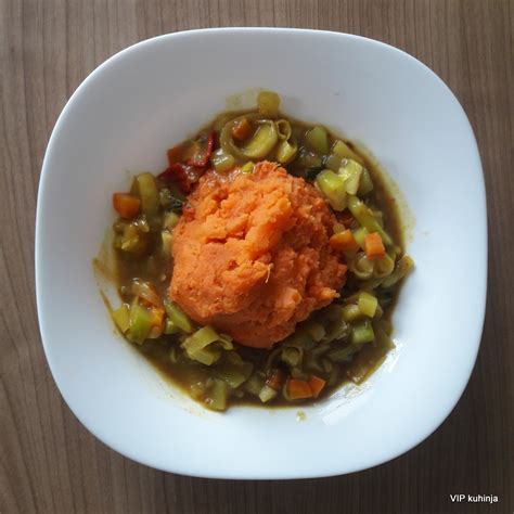 Dojenček je prstno hrano iz sladkega krompirja