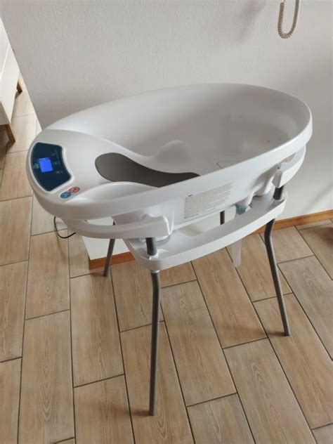 Otroška banjica z vgrajeno tehtnico in termometrom