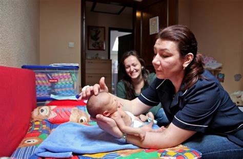 Patronažna medicinska sestra svetuje novi mamici