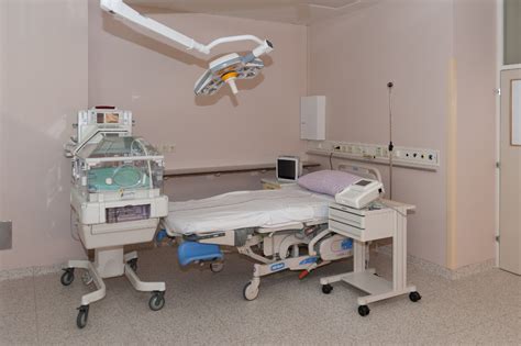 Soba v porodnišnici z moderno opremo