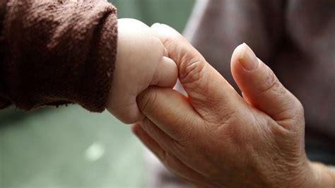 otroška roka v mavcu