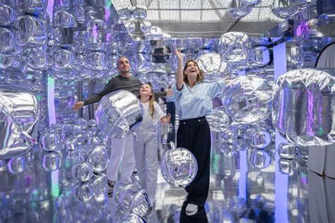 ikona možganov z ikono otroka in ikono denarja