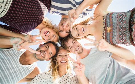 Simbolična slika prijateljstva in podpore med ženskama