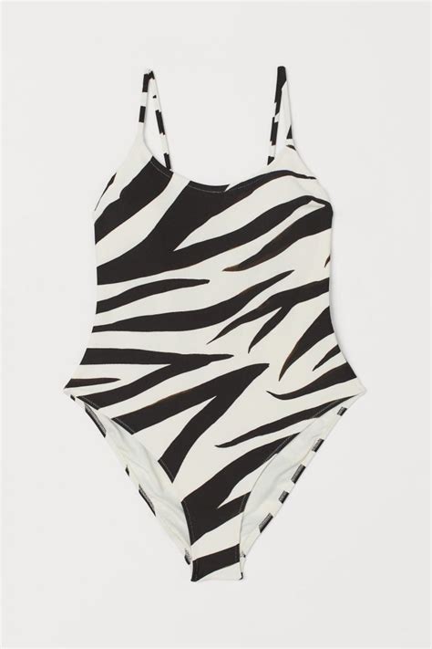 ženska v enodelnih kopalkah za nosečnice