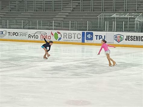 Umetnostni drsalci na zmagovalnem odru