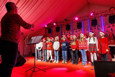 Ilustracija z rojstnim dnevnim tortom in otroškimi igračami