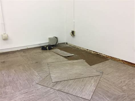 Soba, ki je pripravljena za barvanje, z zaščiteno opremo in tlemi