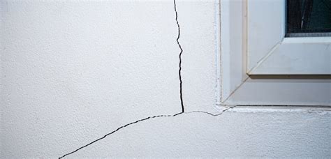 Bližnji posnetek popravljanja razpoke na steni z bandažirnim trakom