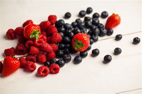 Različne vrste jagodičja, kot so jagode, borovnice in maline