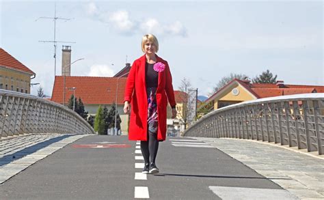 Ilustracija starejšega para, ki uživa v prostem času.