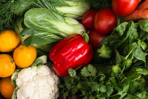 različni plodovi in zelenjava